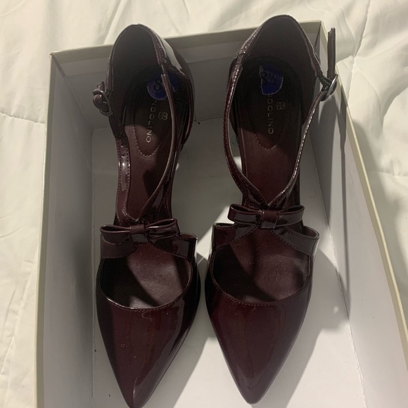 *SALE*  Burgundy Bandolino 81/2 pumps heels. Wore once - Picture 1 of 3